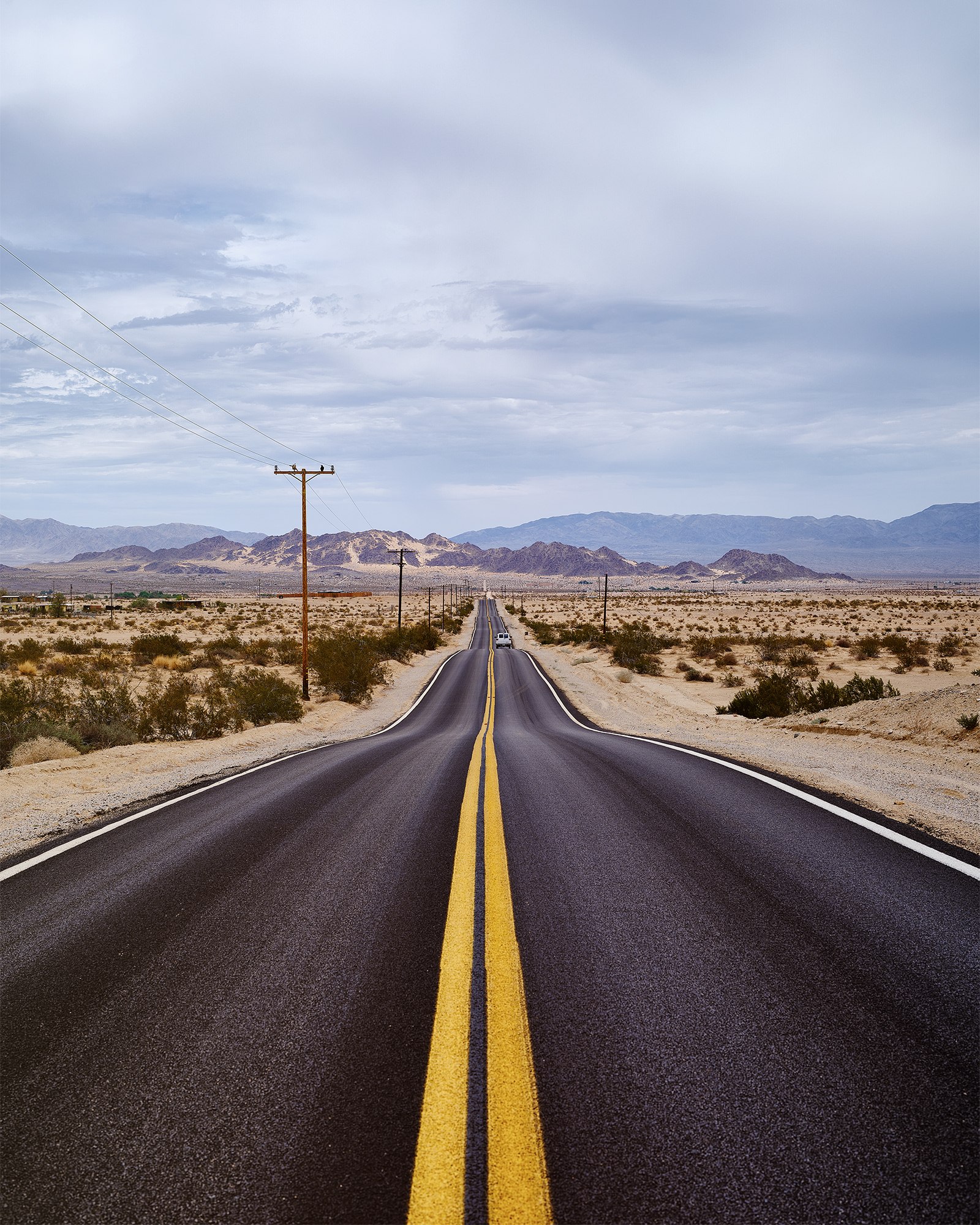Mythique route 66 désertique. USA. Photo by Laurent Ponce